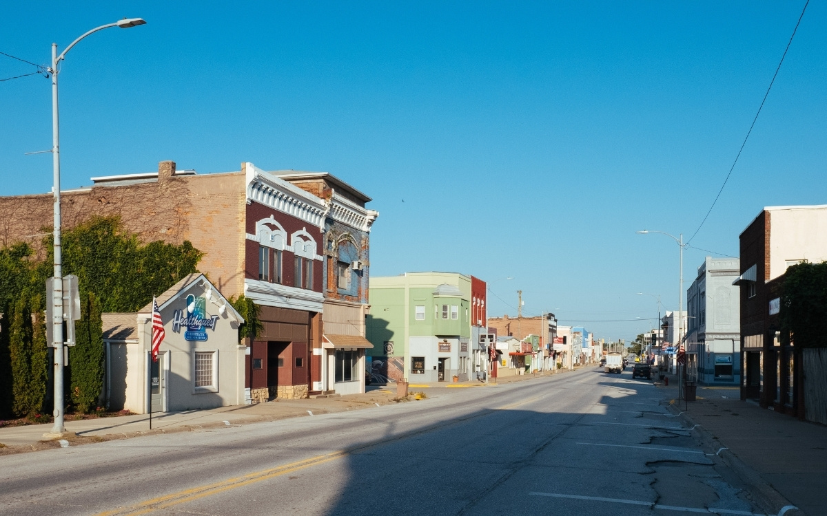 12 Small Towns That Look Frozen in the 1950s (In the Best Way)