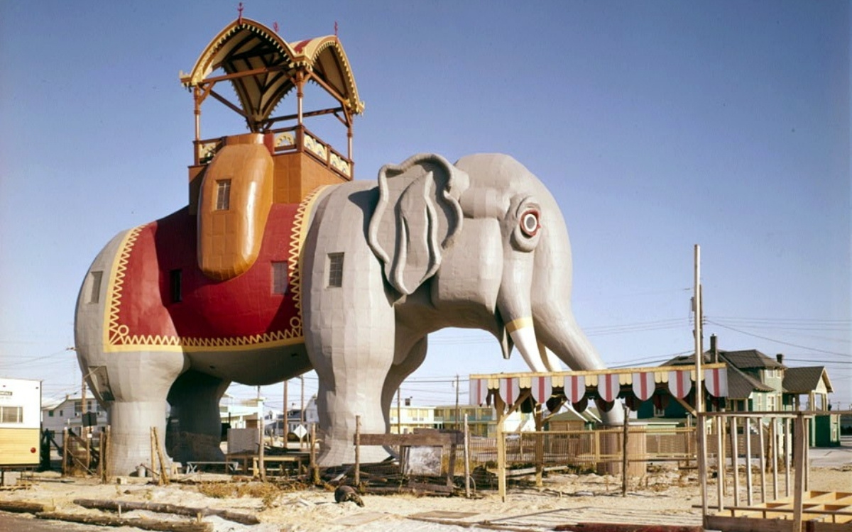 10 Massive Roadside Sculptures Across America and the Stories Behind Them