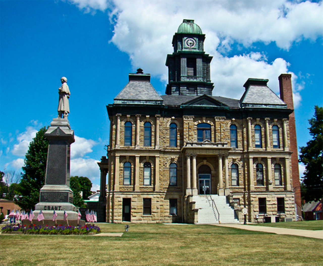 Holmes County Courthouse, with the Grant Memorial Statue