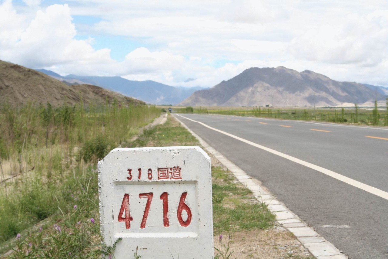 China National Highway 318 between Doilungdeqen and Qüxü County
