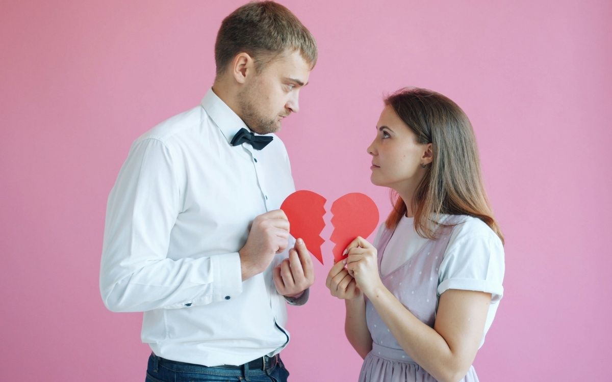 14 Subtle Relationship Red Flags Teens Often Miss (That Mean It's Time to Go)