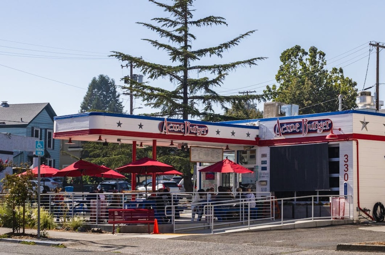 Outdoor Diner Scene in Petaluma, California