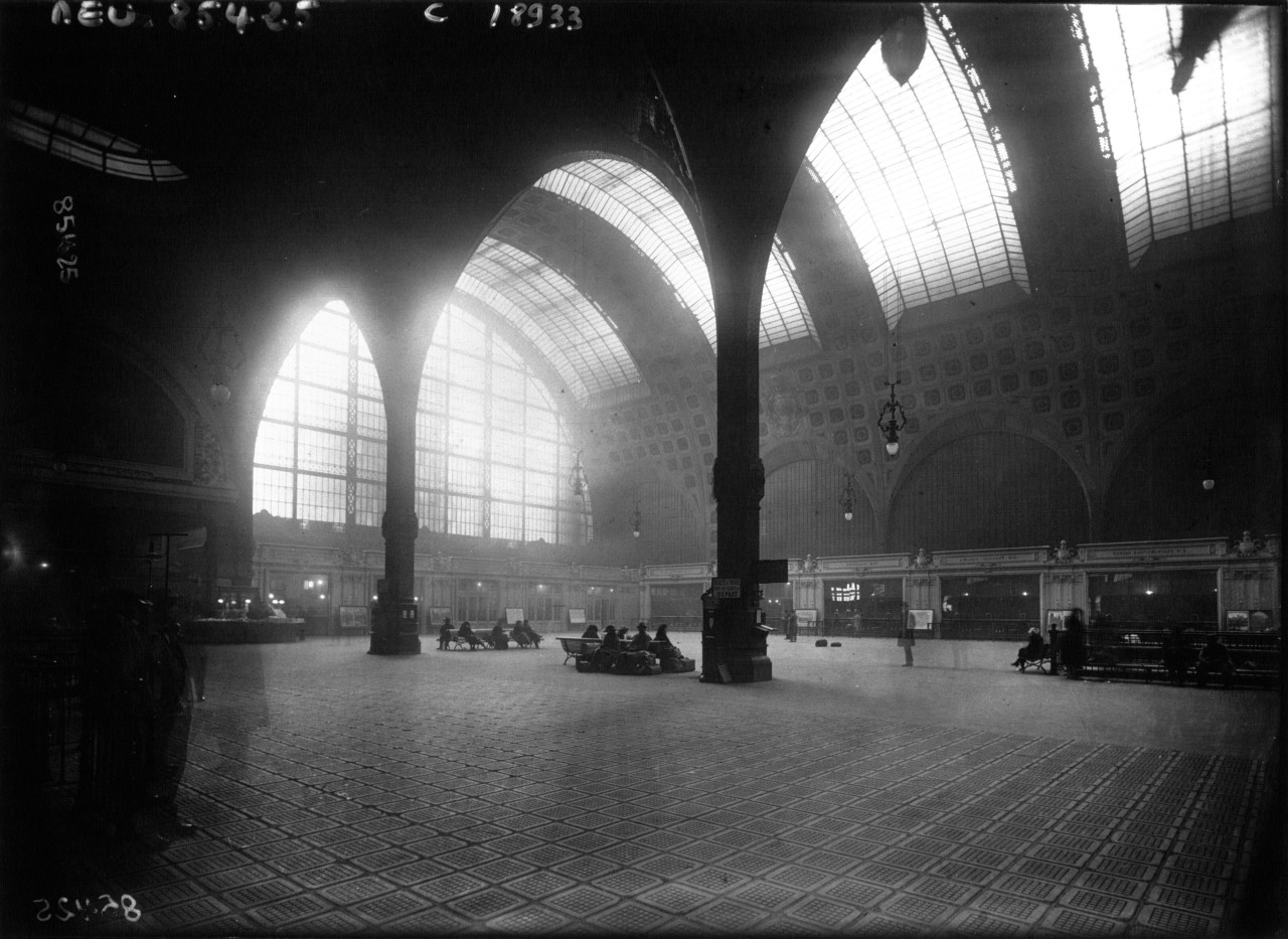 The passenger concourse in the Gare d'Orsay, 1920
