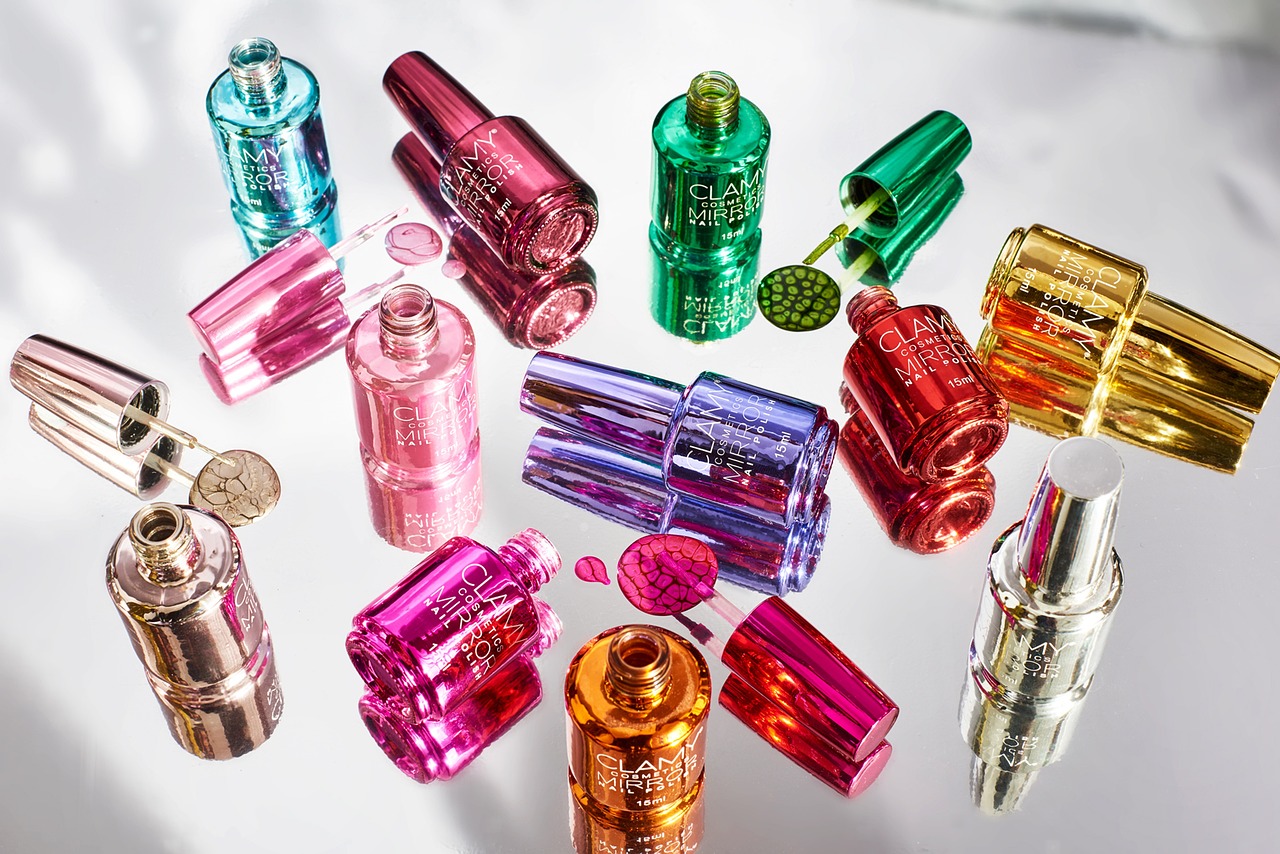 11 Strange Items Banned on Airplanes That You Never Suspected - Nail polish