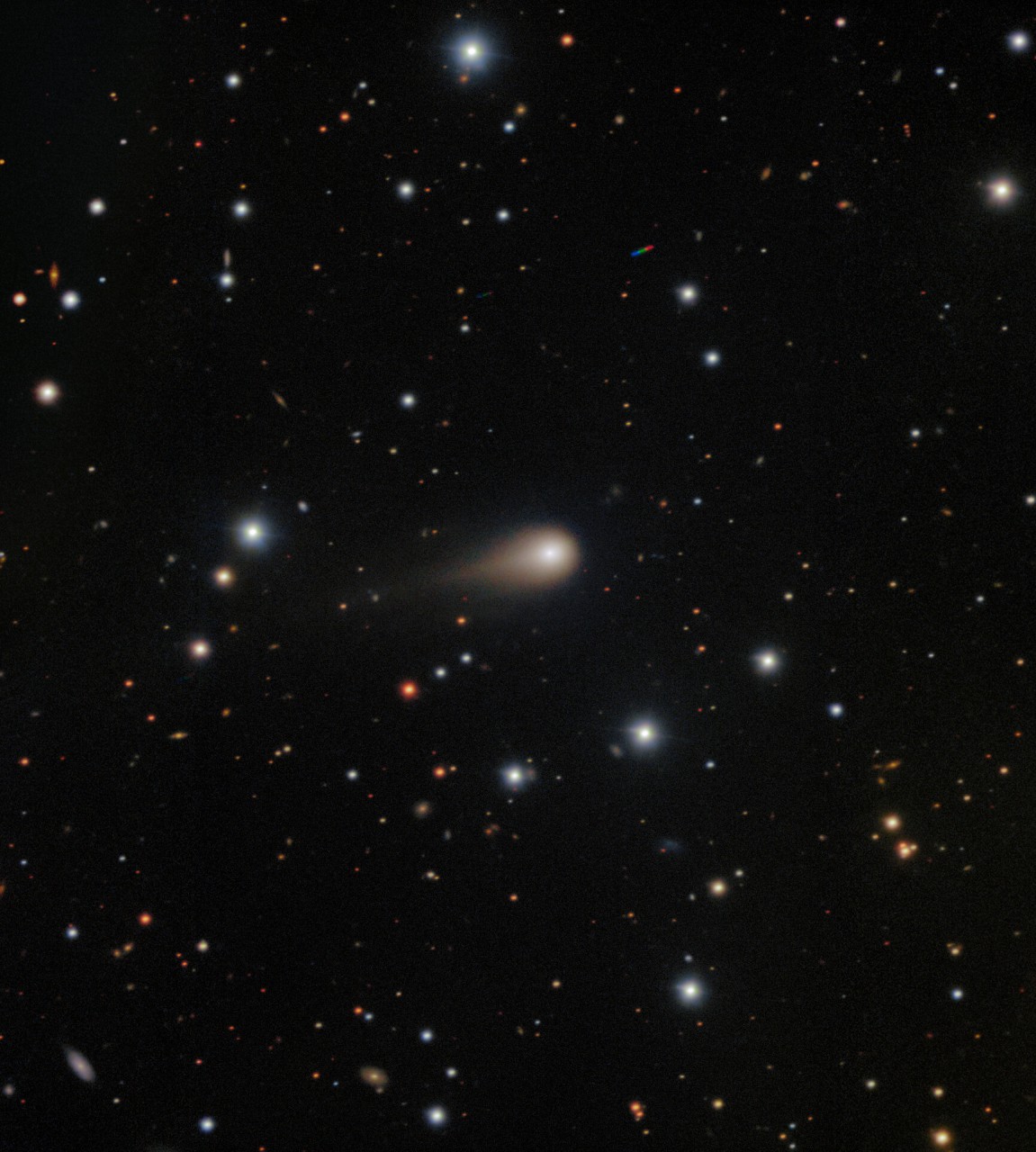 The same image of 3I/ATLAS by Gemini South, but superimposed on a stationary image of stars and galaxies, obtained during the end of the observations.
