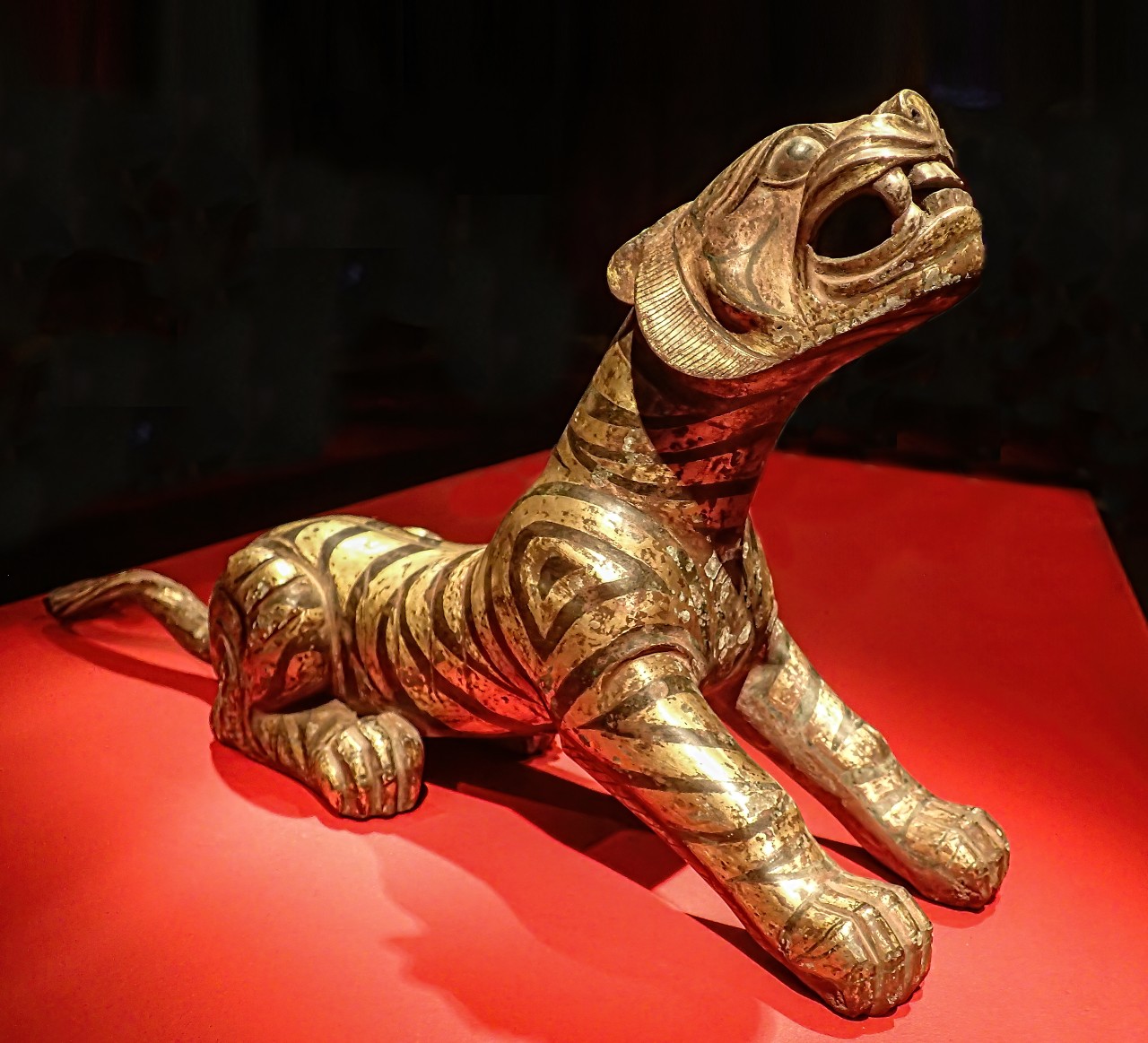 Bronze tiger inlaid with gold and silver, Han dynasty
