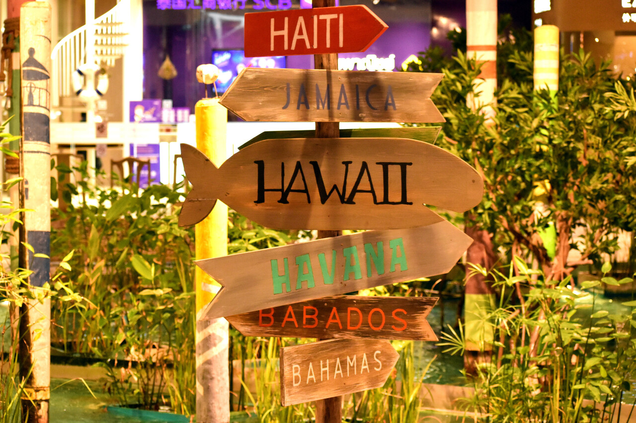 A street or park sign that reads “Hawai‘i” with correct spelling and okina,