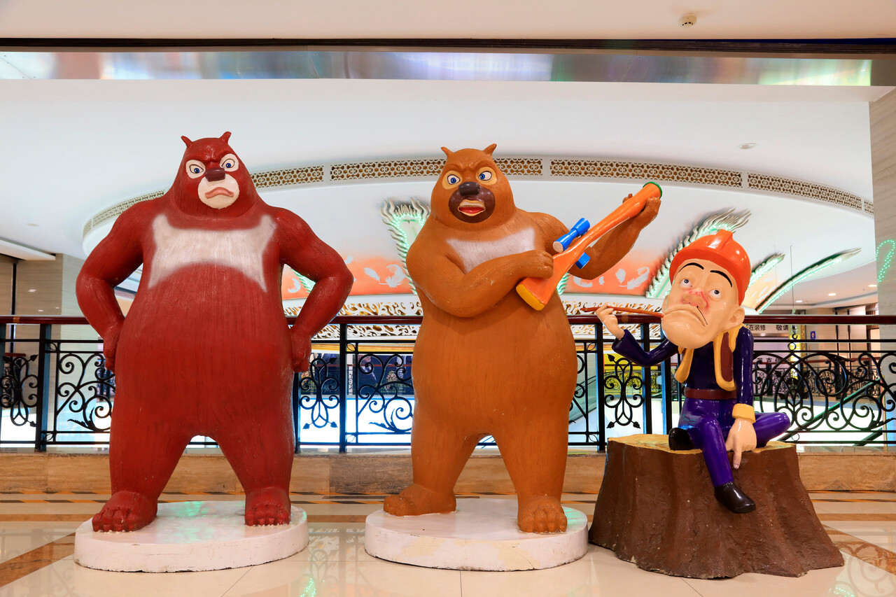 Oversized Inflatable Characters Indoors