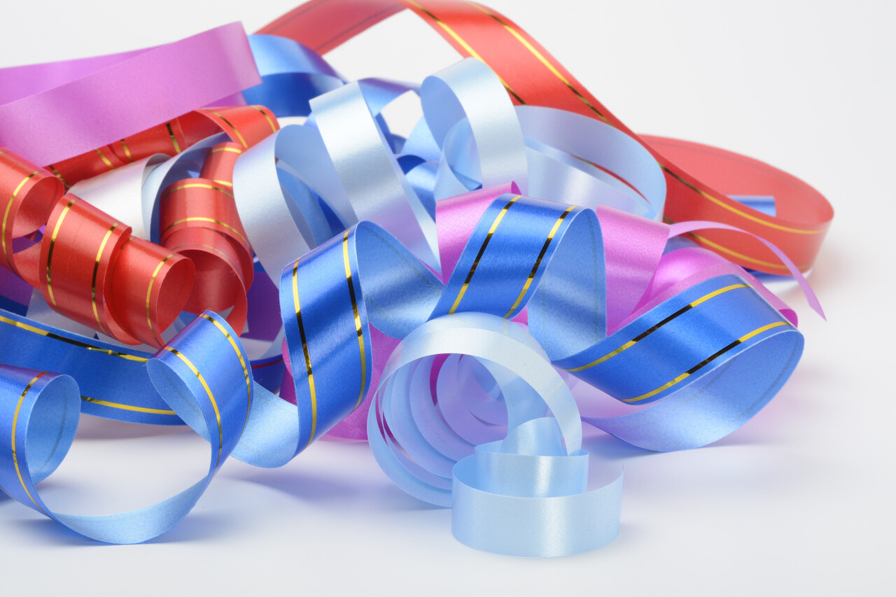 Synthetic Ribbon With Stiff Wire Edges