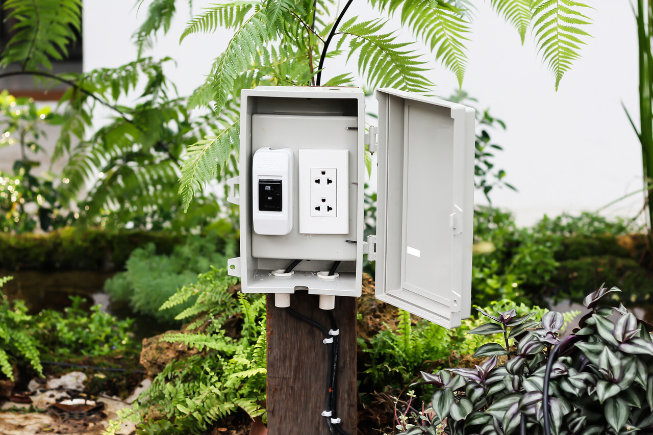 Weatherproof outdoor outlet with in-use cover.