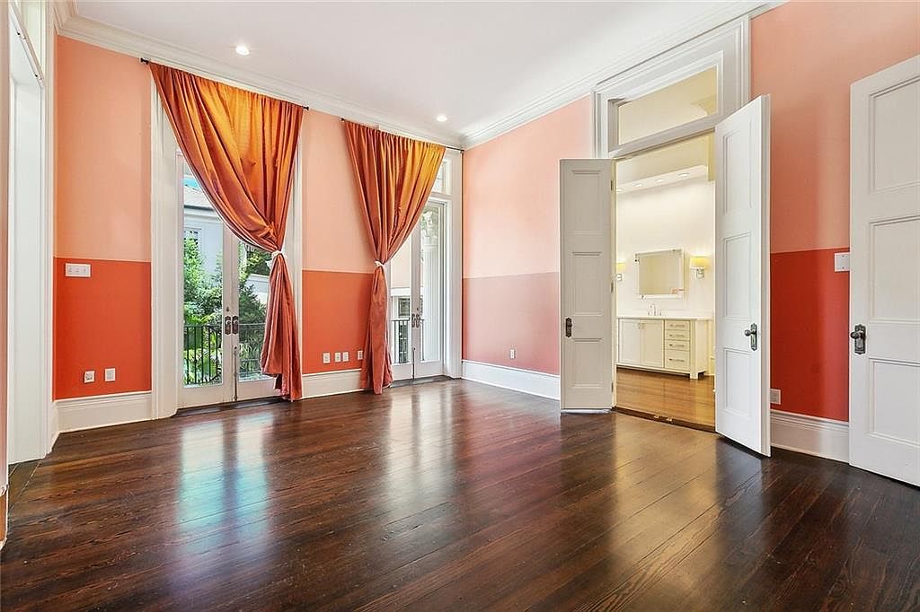 1024px-Bedspread_(AM_1968.25-2)