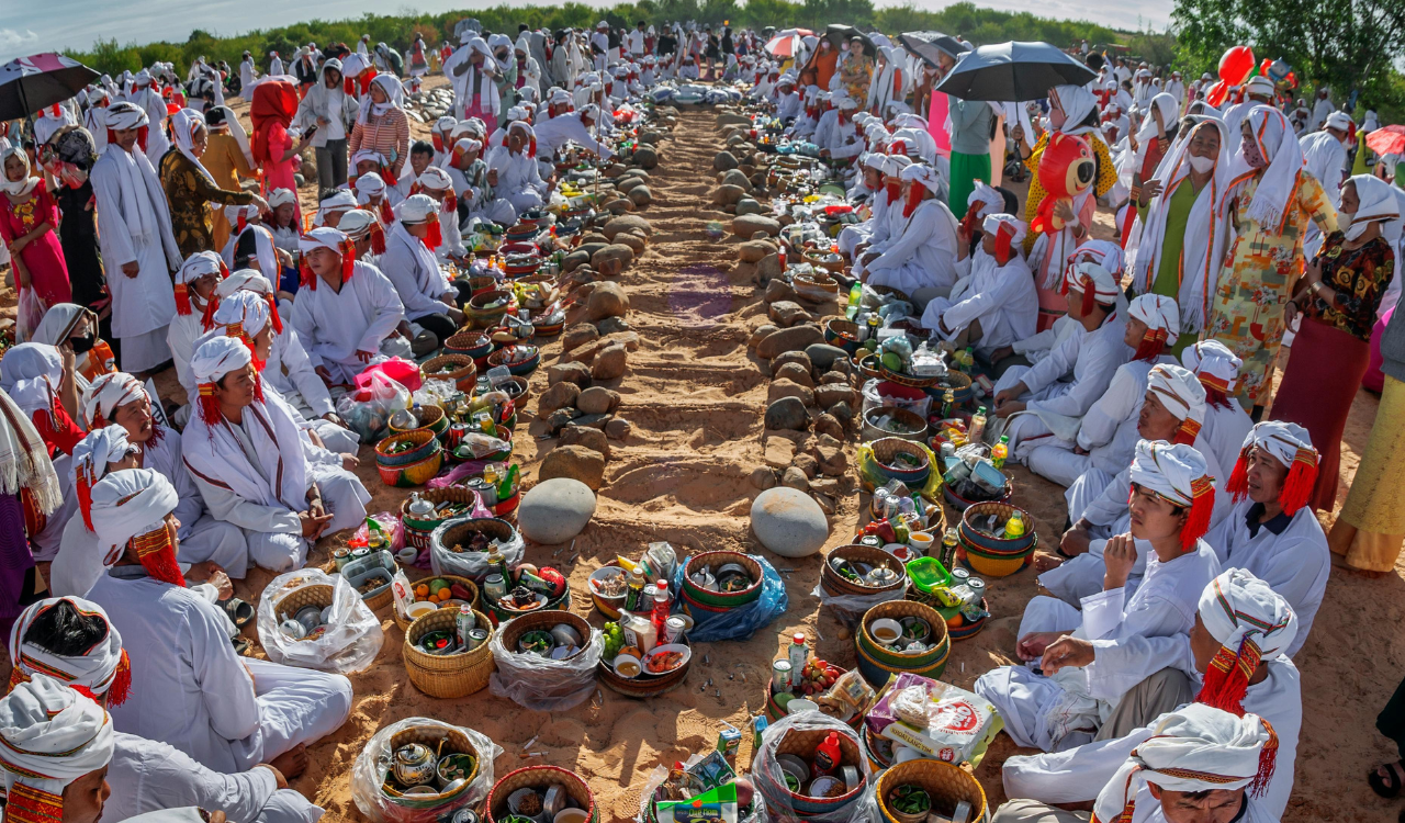 12 Forgotten Community Traditions That Faded With the Digital Age