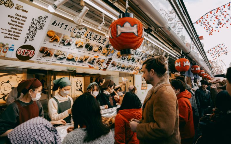 Tourist blocking local market stall