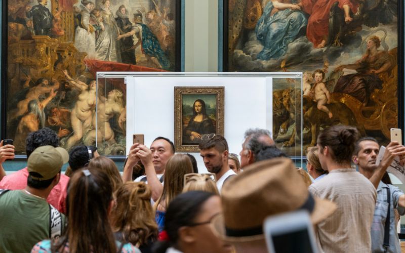 Loud tourists disturbing quiet museum visitors