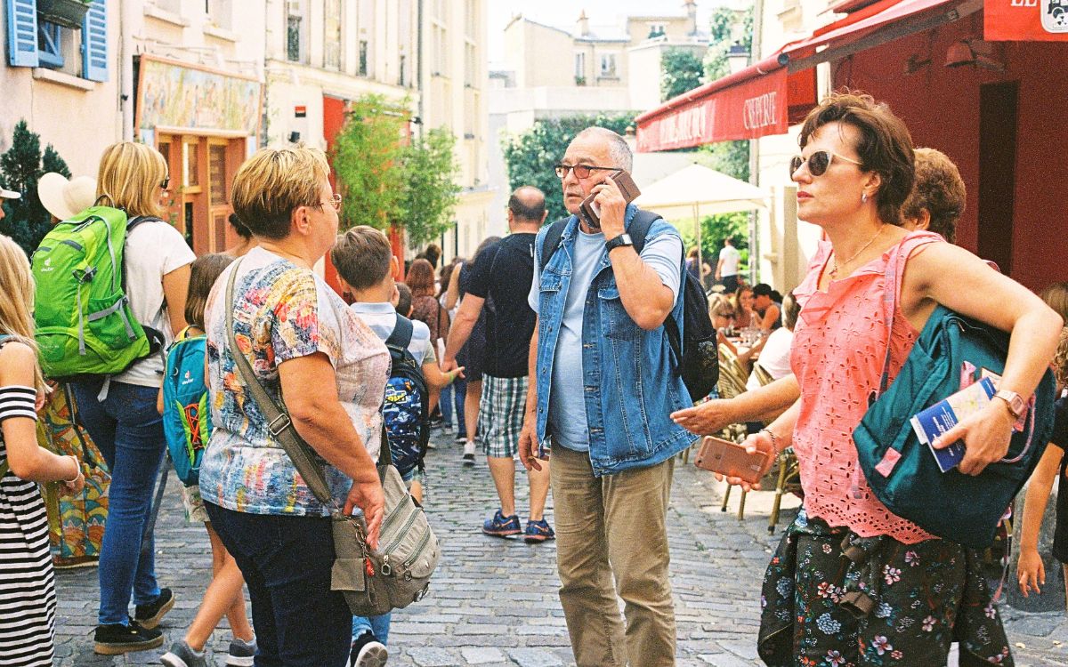 Tourist Behaviors That Insult Locals Without You Realizing It