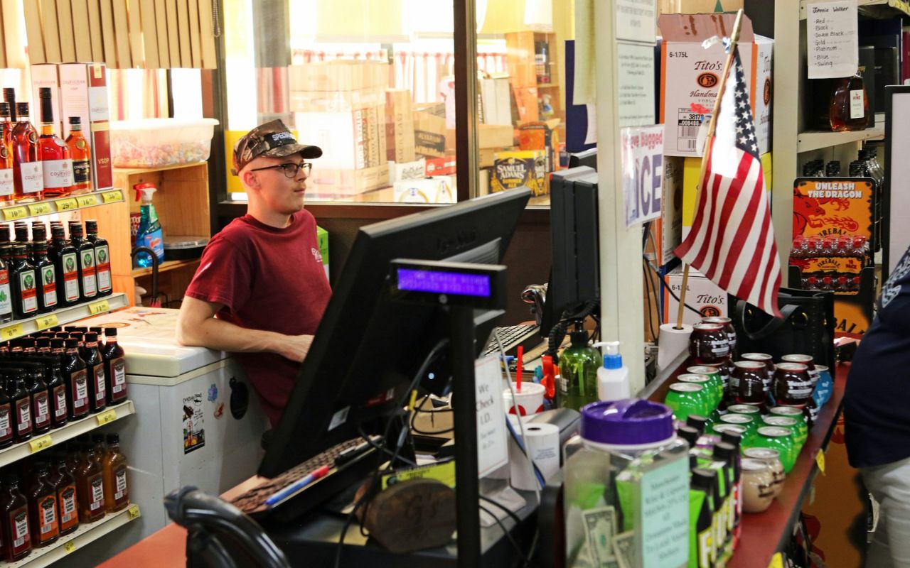 10 Shopping Habits That Annoy Retail Workers (and How to Fix Them)