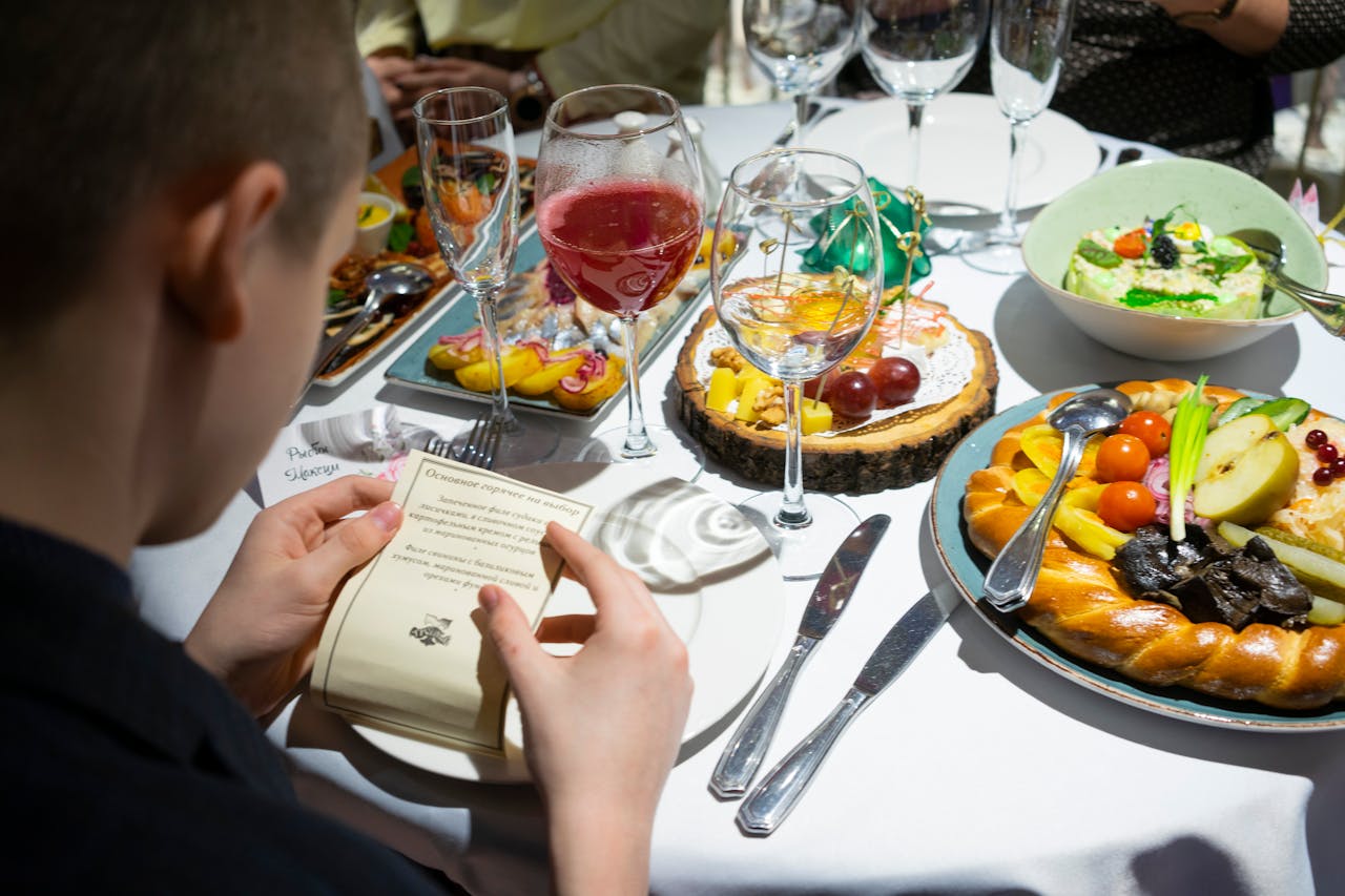 12 Restaurant Scams Insiders Say Customers Fall For Without Noticing