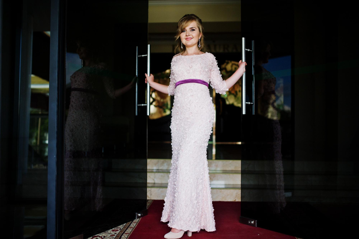 Attendee in a flowing gown with soft lining and breathable fabric, walking gracefully on the red carpet, showing comfort combined with couture elegance.