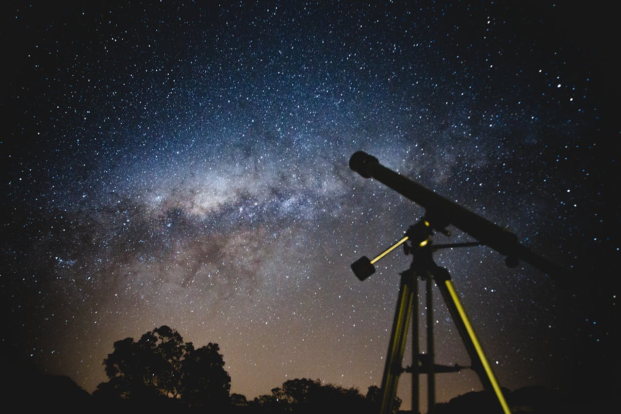 BirdwatchingAmateur Astronomy: Stargazing Lost in ScreensObserving Nature Up Close