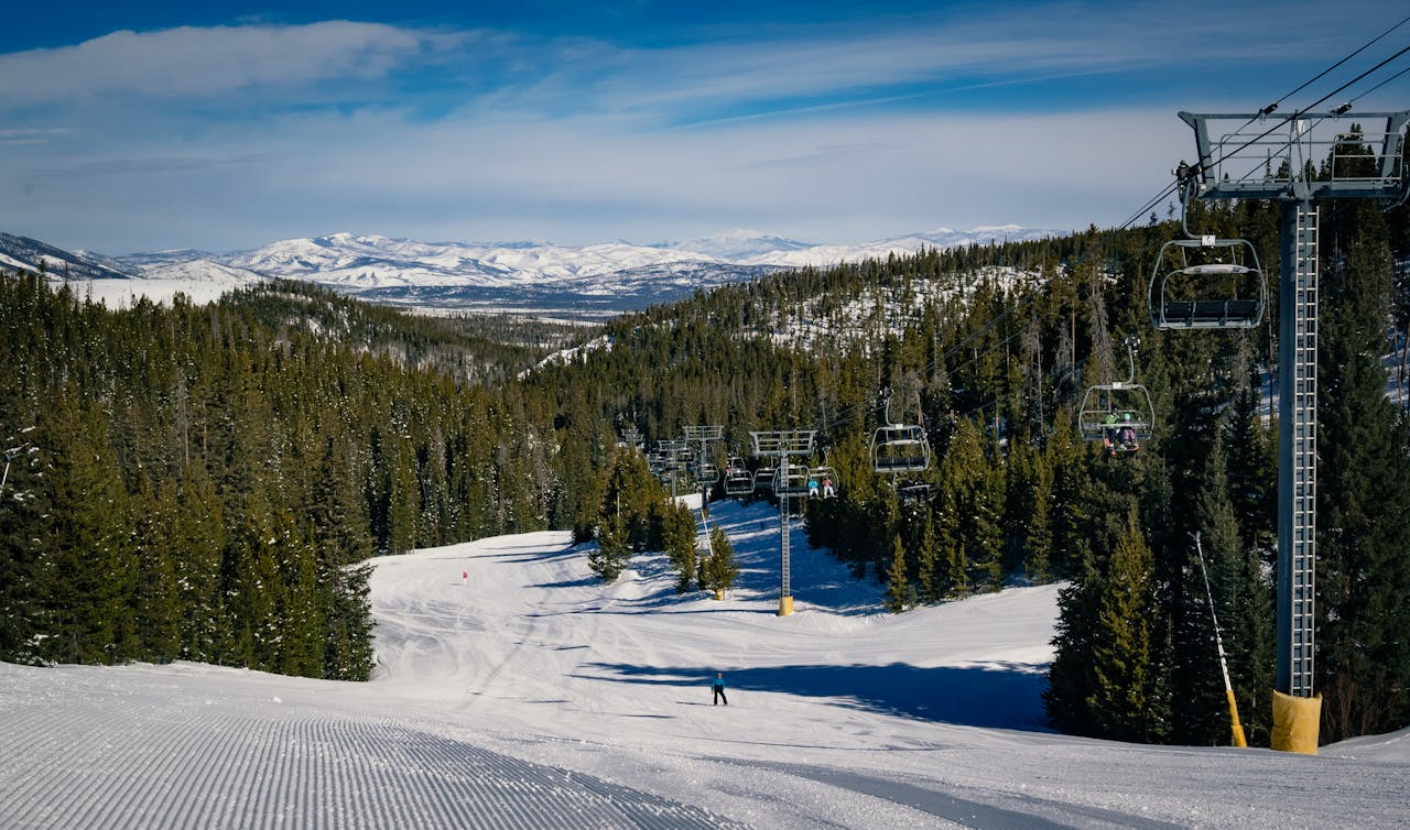 U.S. Ski Resorts Are Losing Visitors Fast: 9 Warning Signs Something Bigger Is Wrong