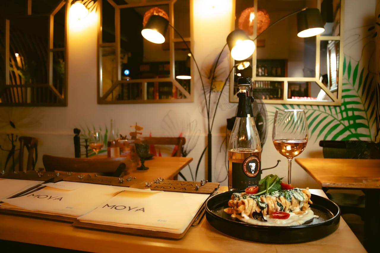 9 Restaurant Psychology Tricks That Steer Orders Without Anyone Noticing