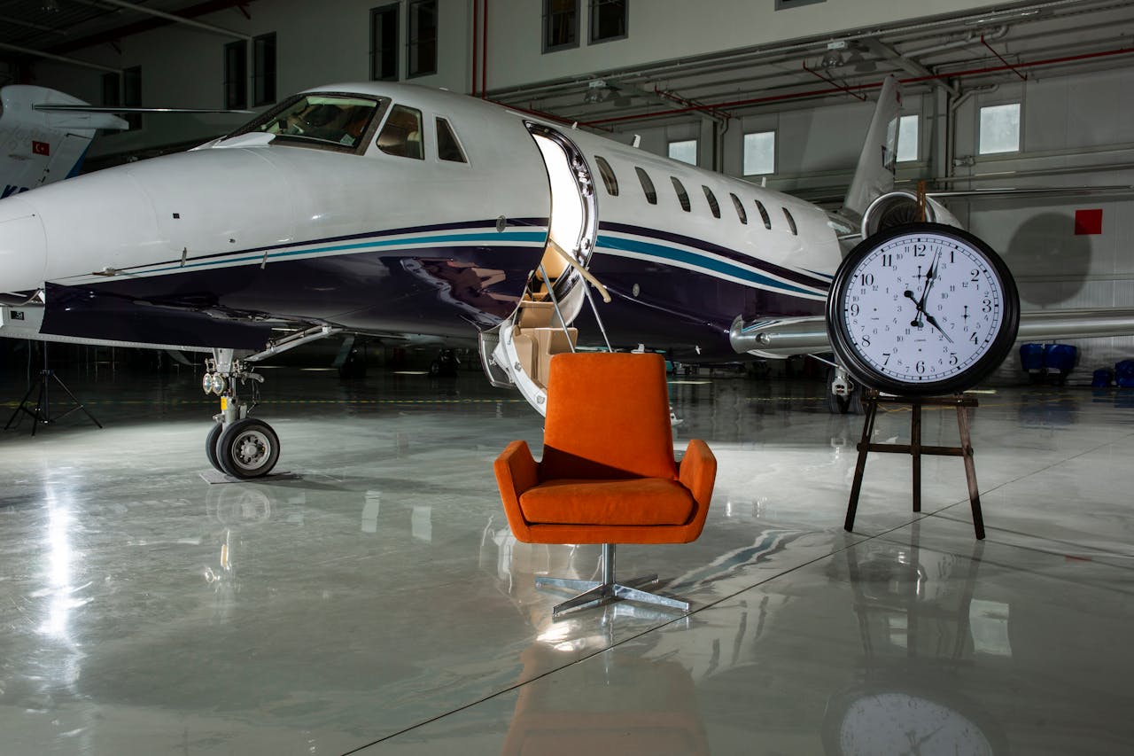 A plane approaching a runway while a clock shows a brief span of time, highlighting the two regional interpretations of “momentarily.”
