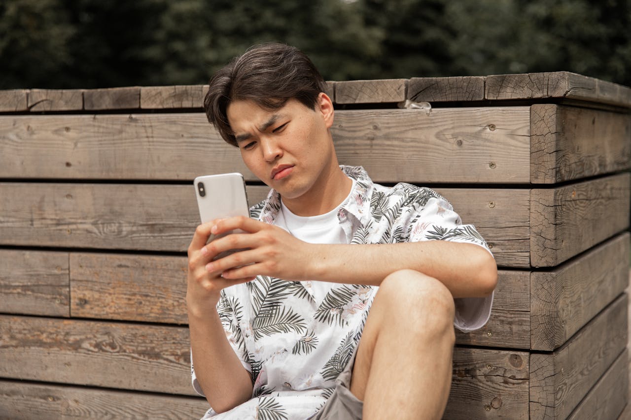 Apologizing Repeatedly for Delayed Replies
