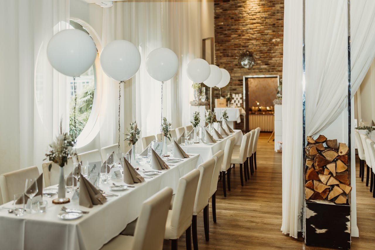 12 Subtle Restaurant Habits That Quietly Signal Good Manners