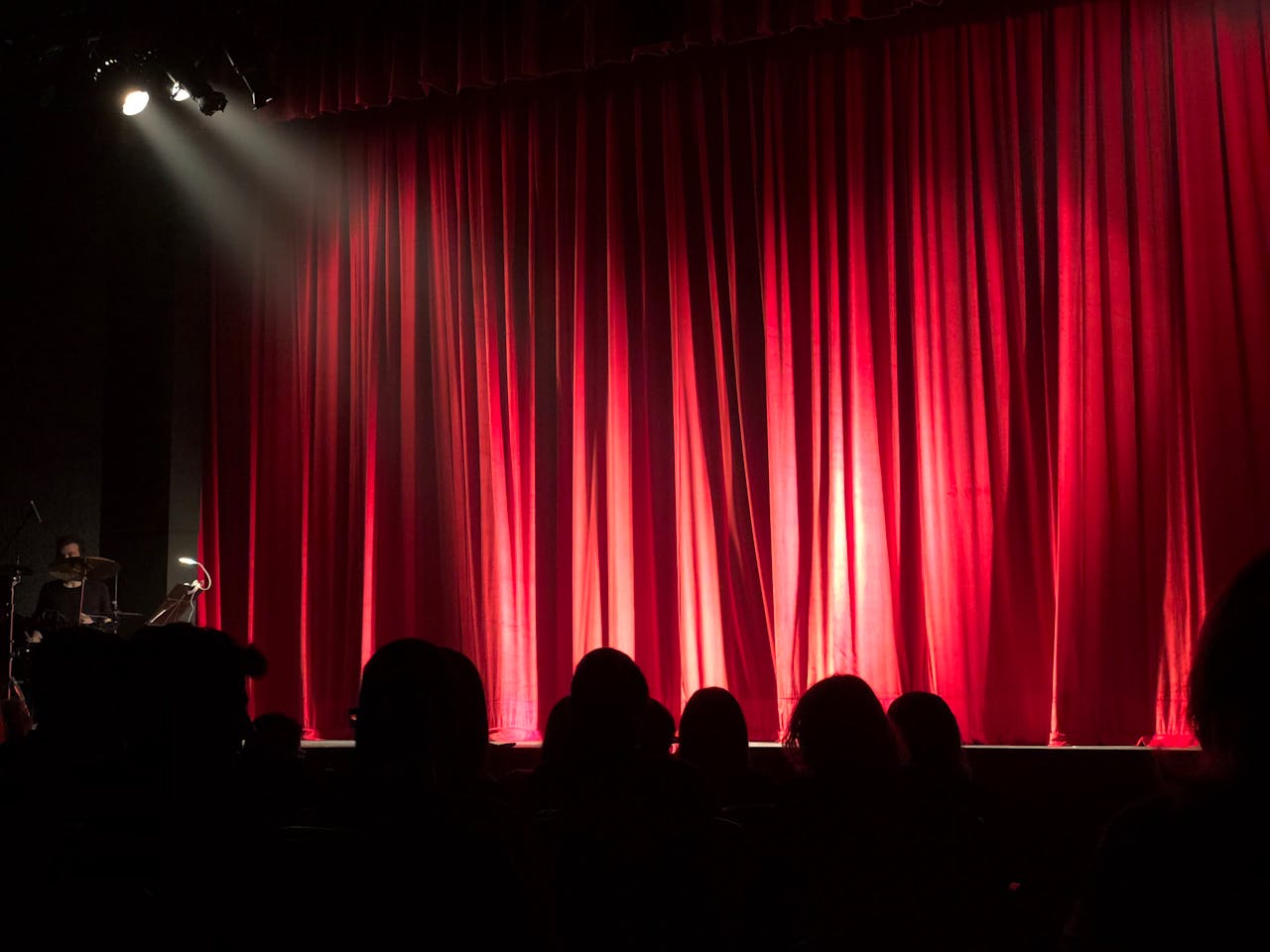 8 Famous Performers Who Suffered Stage Fright