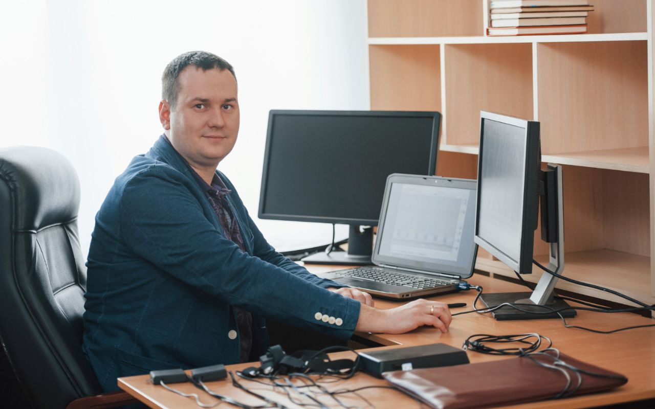 IT professional advising Windows 11 user on safe system patching in office.