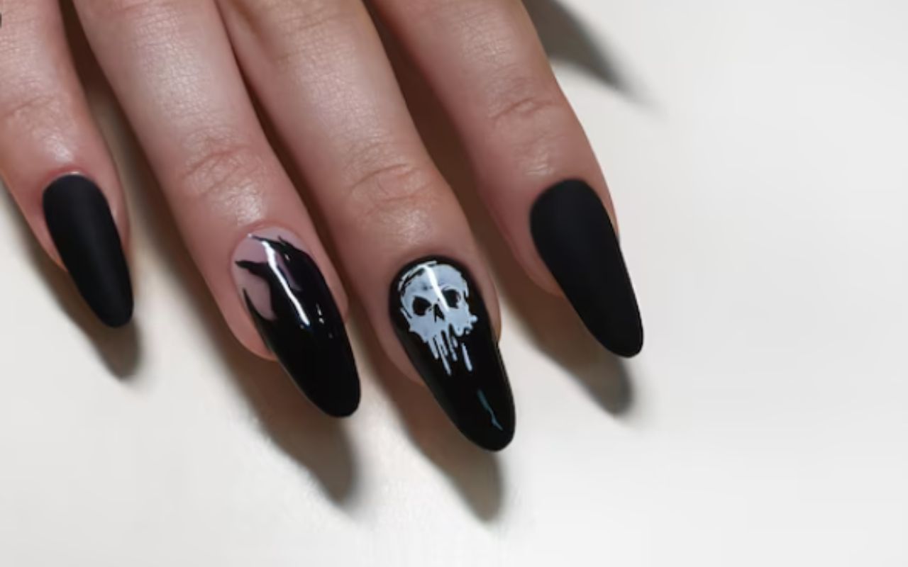 Minimal Midnight Chrome Nails With a Glossy Finish