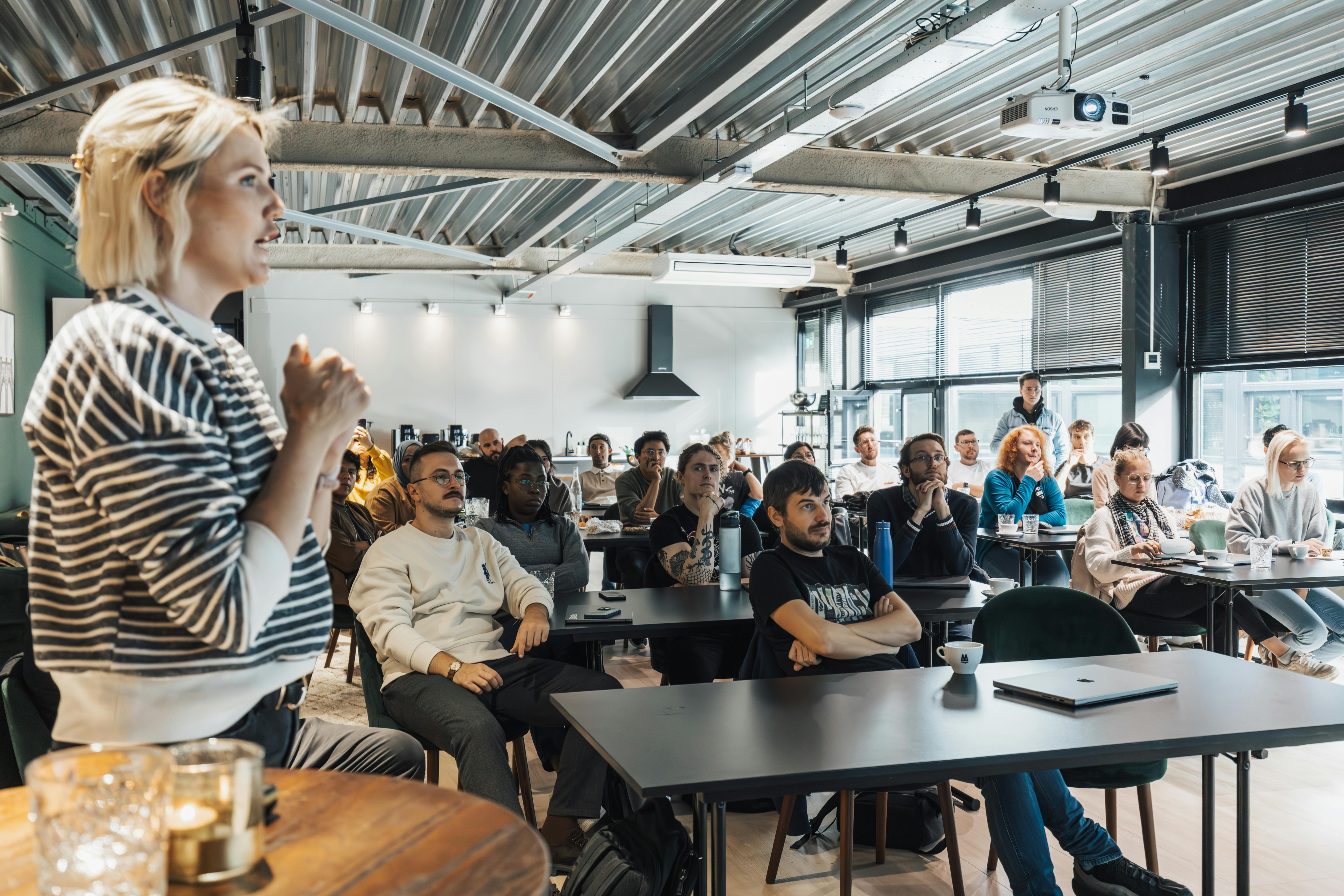 Audience appears lost as speaker rambles without clear structure.