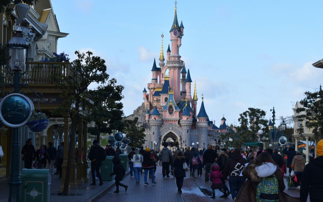 Fewer Overseas Guests Entering U.S. Theme Parks