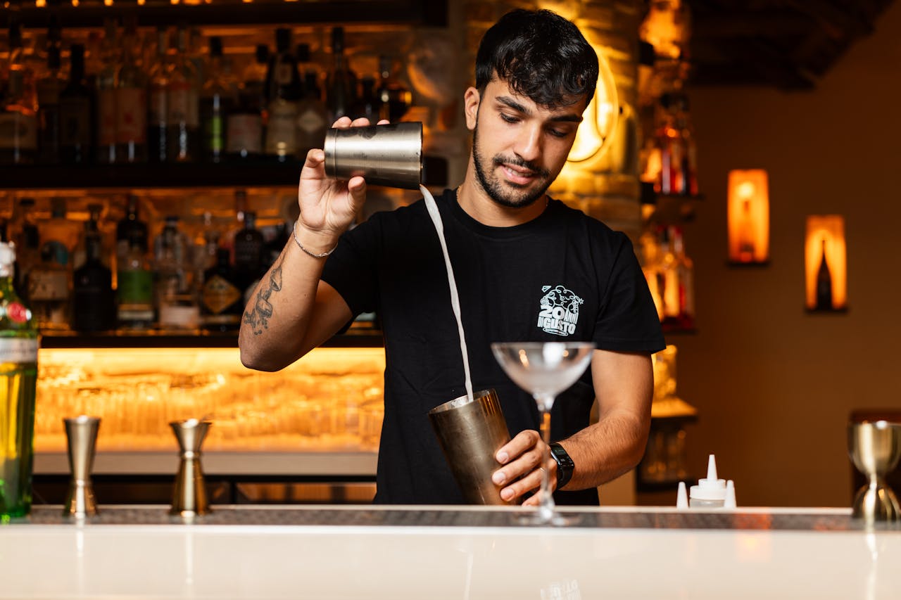 Bartenders Say Long Island Iced Tea Orders Are a Red Flag (and the Hangover Clips Prove It)