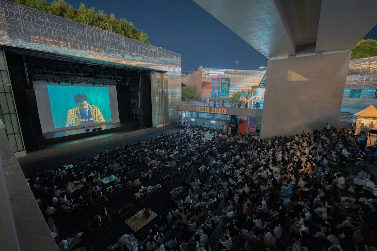 Watching Sports on Big Screens While You Eat