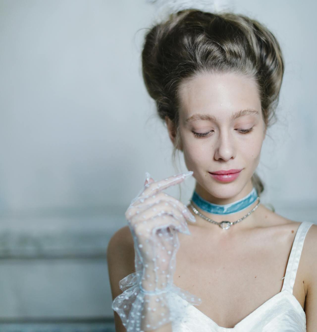  Collar Necklaces That Press Into the Throat