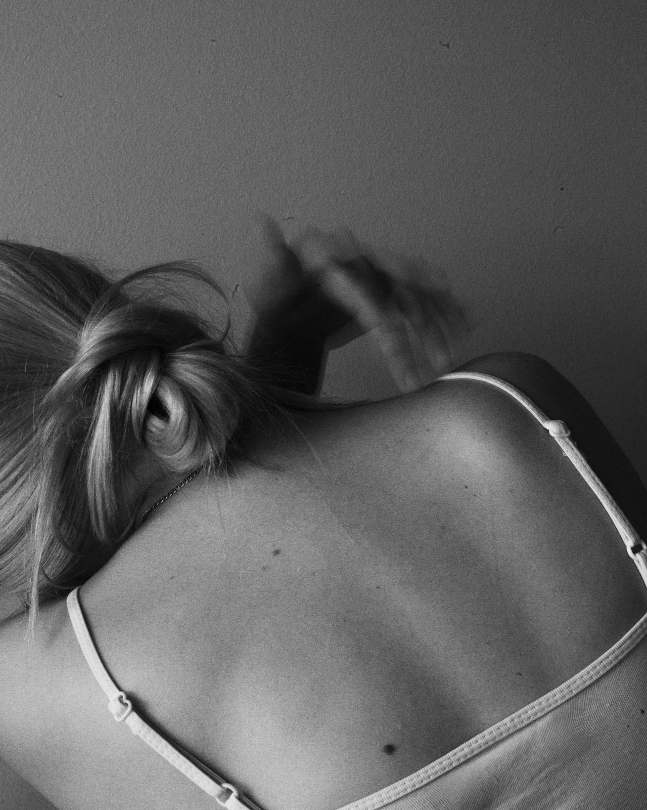  Exposed Shoulder Straps With Hardware