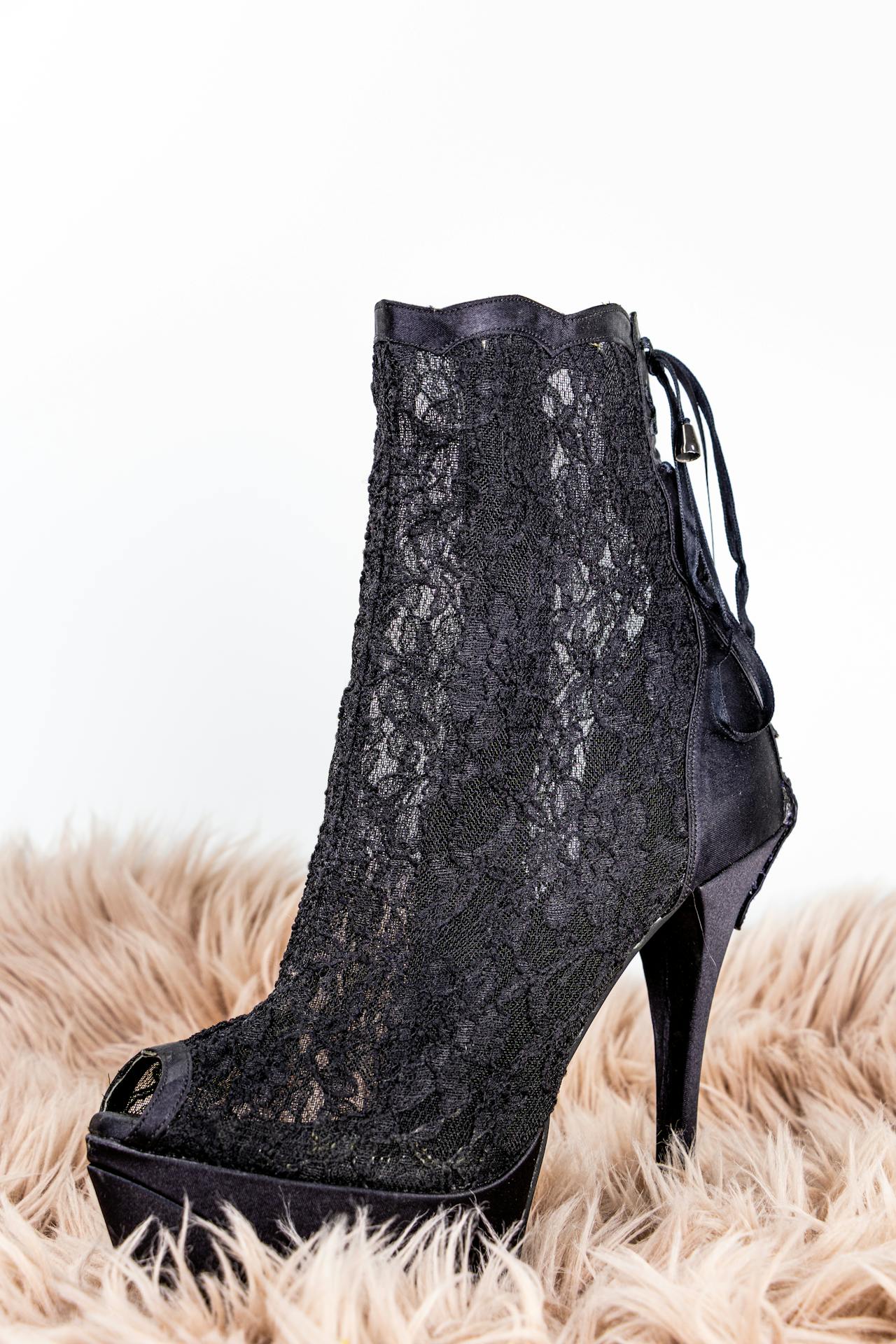 Shoe lacing on delicate heels