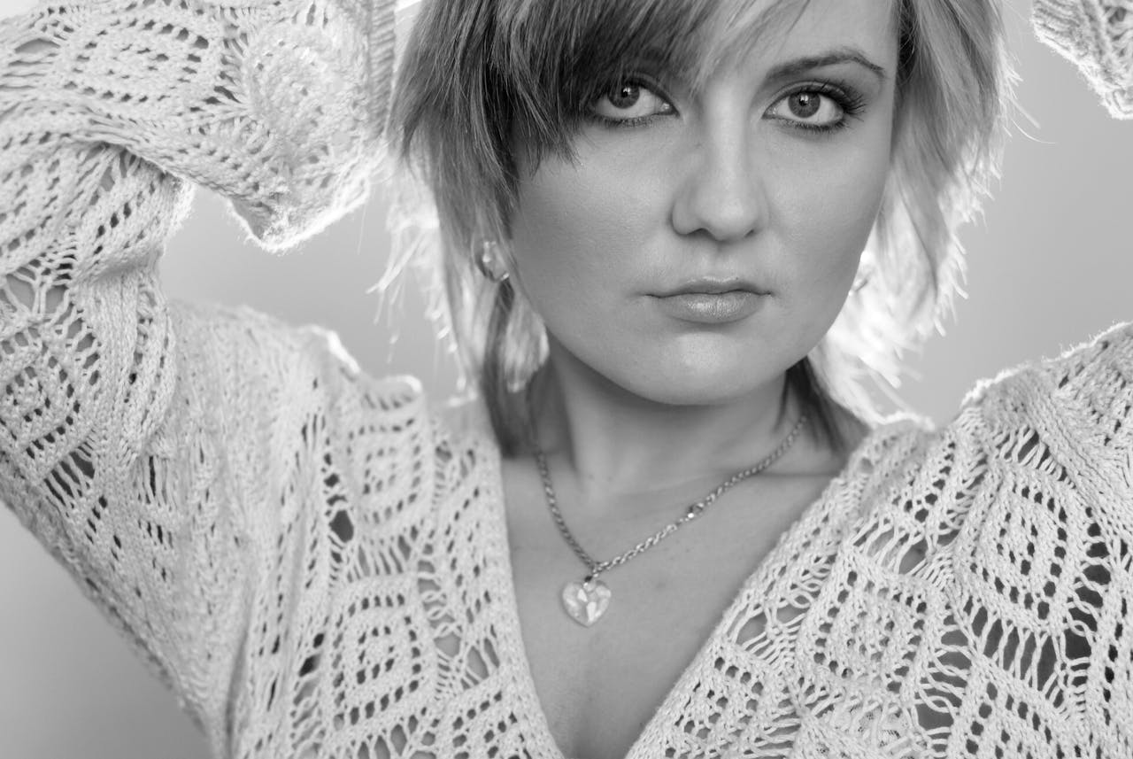  Keep jewelry simple around textured fabrics