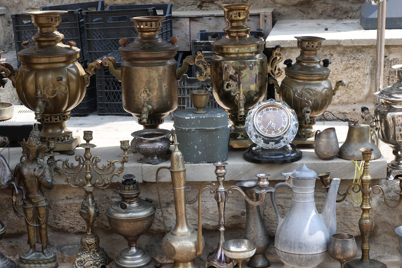 9 Brass Decor “Finds” That Waste Time in Thrift Stores (and the Few Tags That Matter)