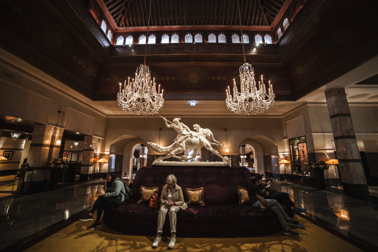 9 Hotel Amenities From the 1920s People Secretly Miss (and why they disappeared)