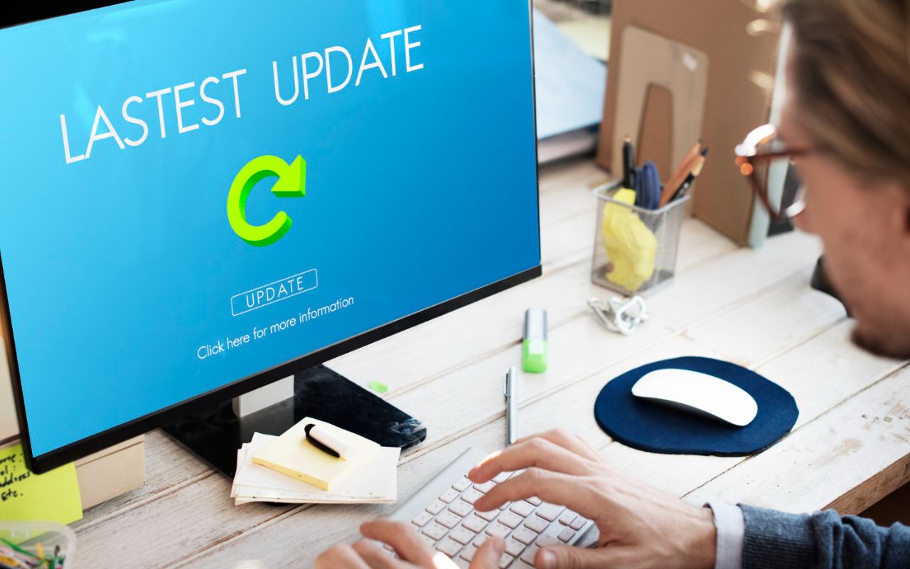 Windows 11 settings interface highlighting Disk Cleanup, Startup Apps, and Storage Sense features.