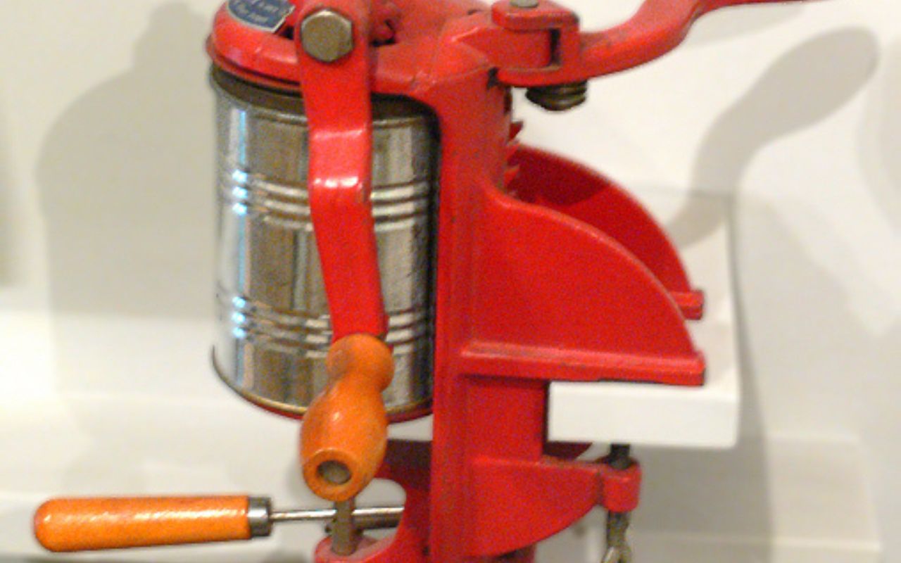 Electric Can Openers in Vintage Colors