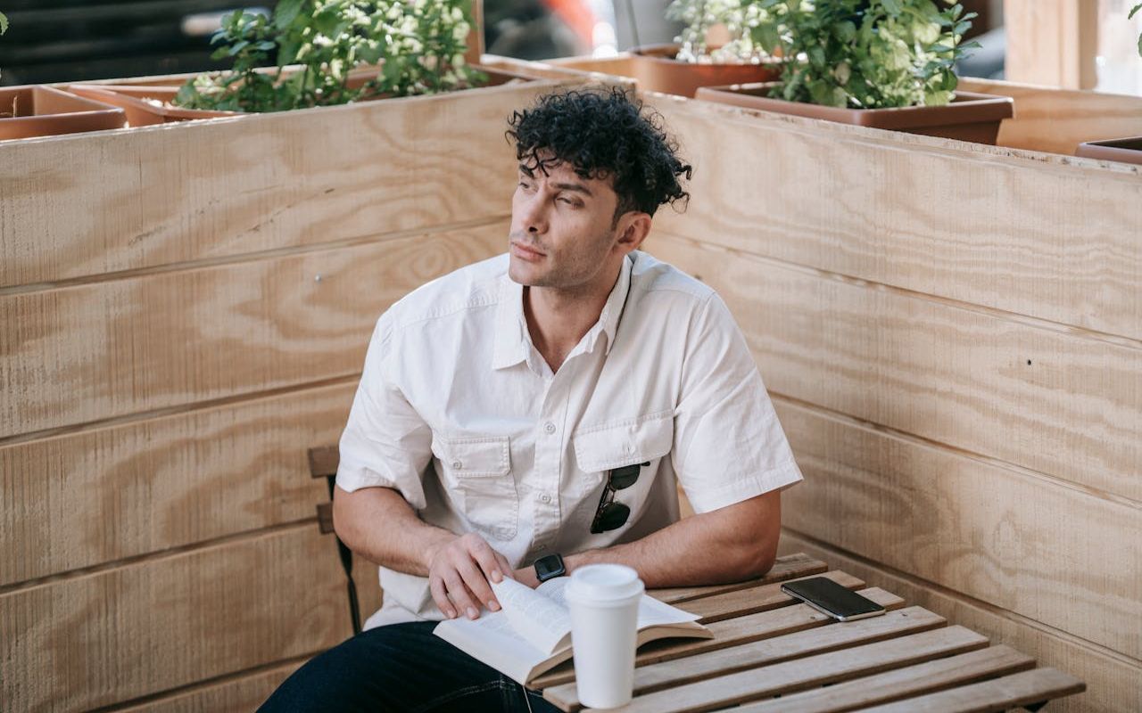 9 Unconventional Signs You’re Smarter Than Average That People Love to Misjudge