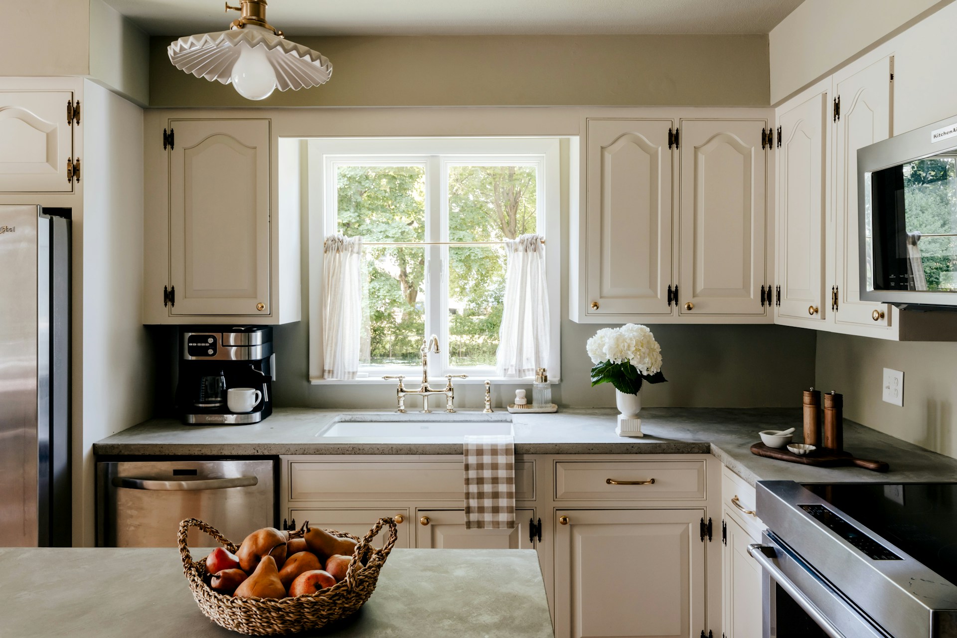 Realtors Warn These 10 Farmhouse Sink Choices Can Be Hard to Live With