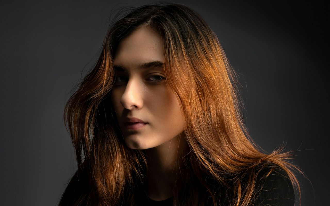Softly Smudged Dark Waves for an Effortless Romantic Edge