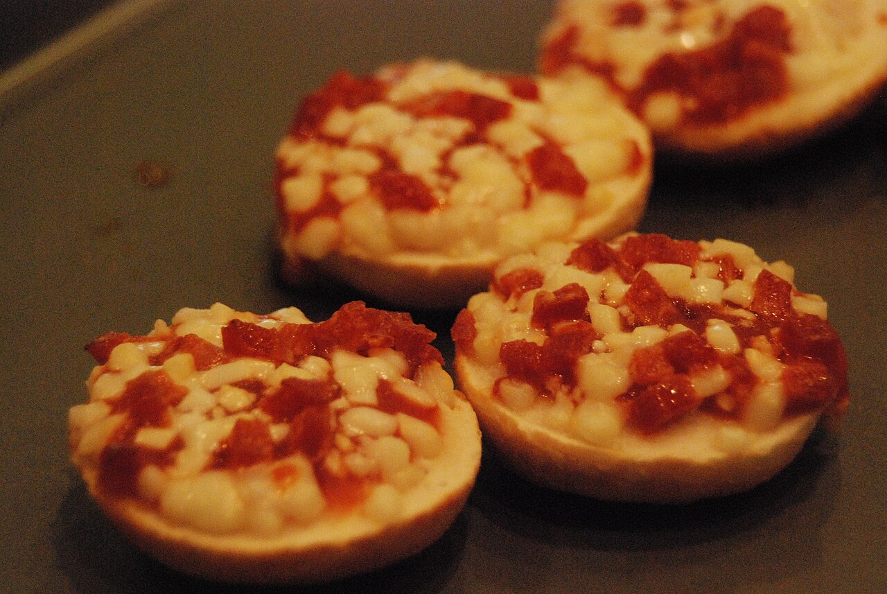 1280px-Bagel_bites_pepperoni