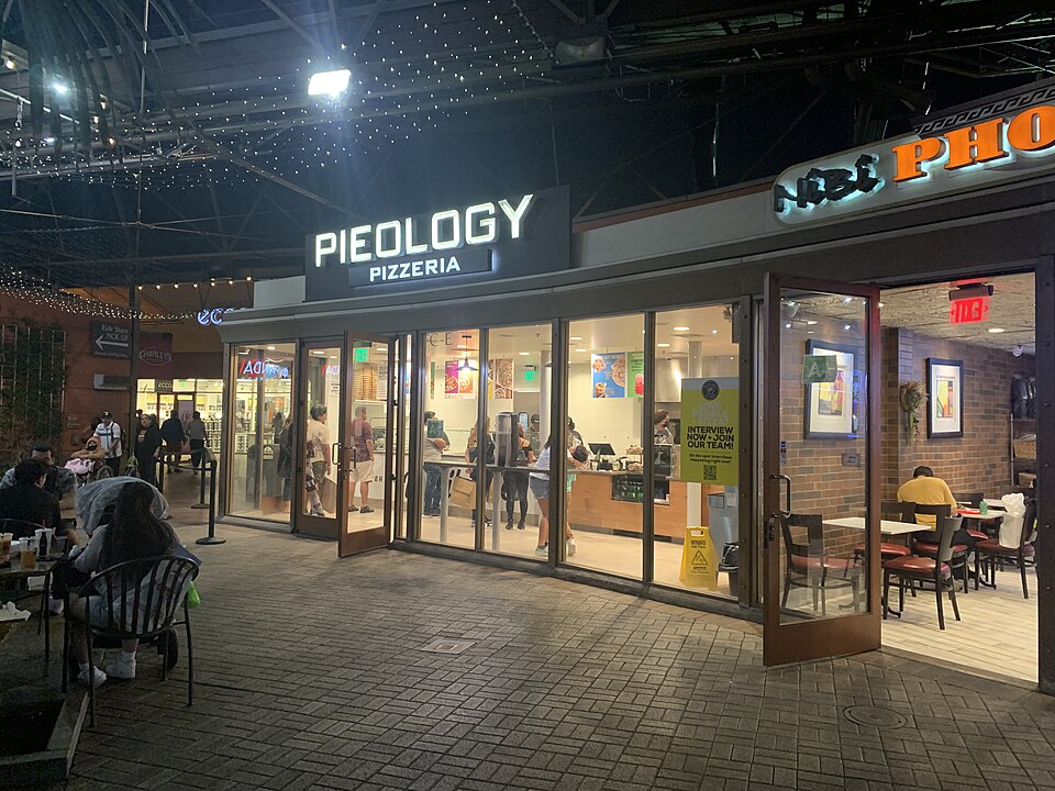 960px-Pieology_Pizzeria (1)