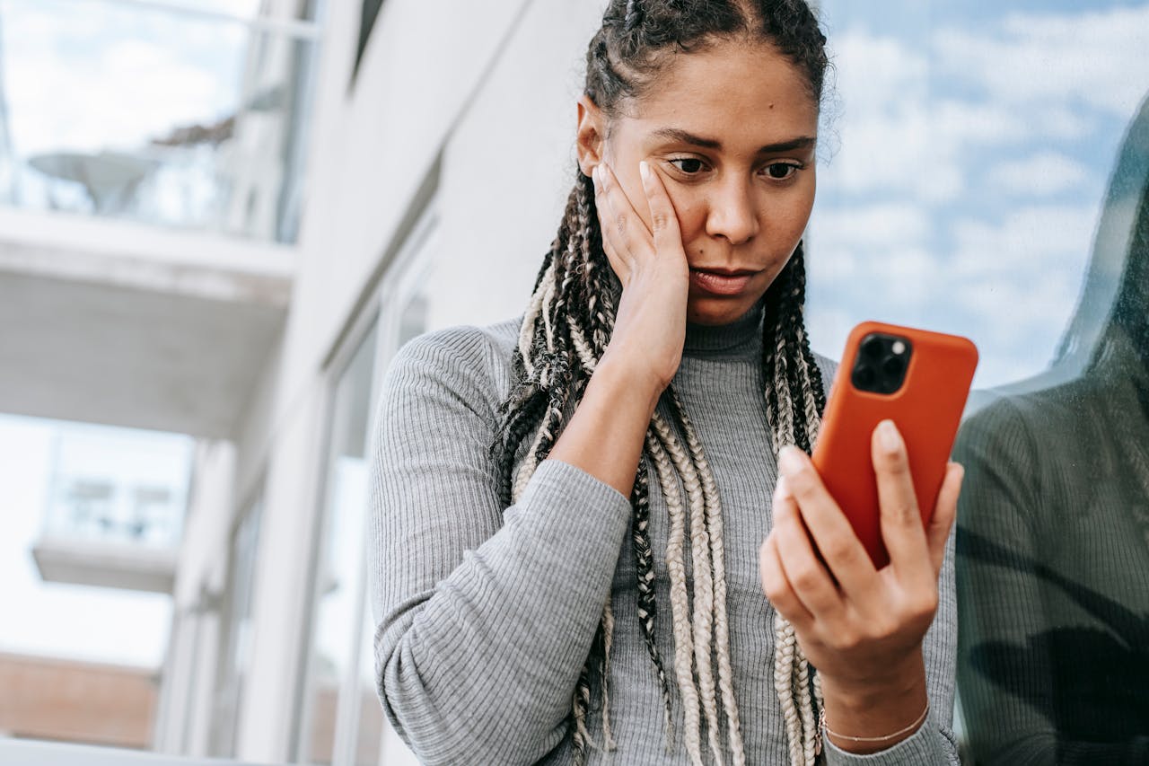 4 Scam Phrases Experts Warn Demand Immediate Hang Up to Dodge Fraud Risks